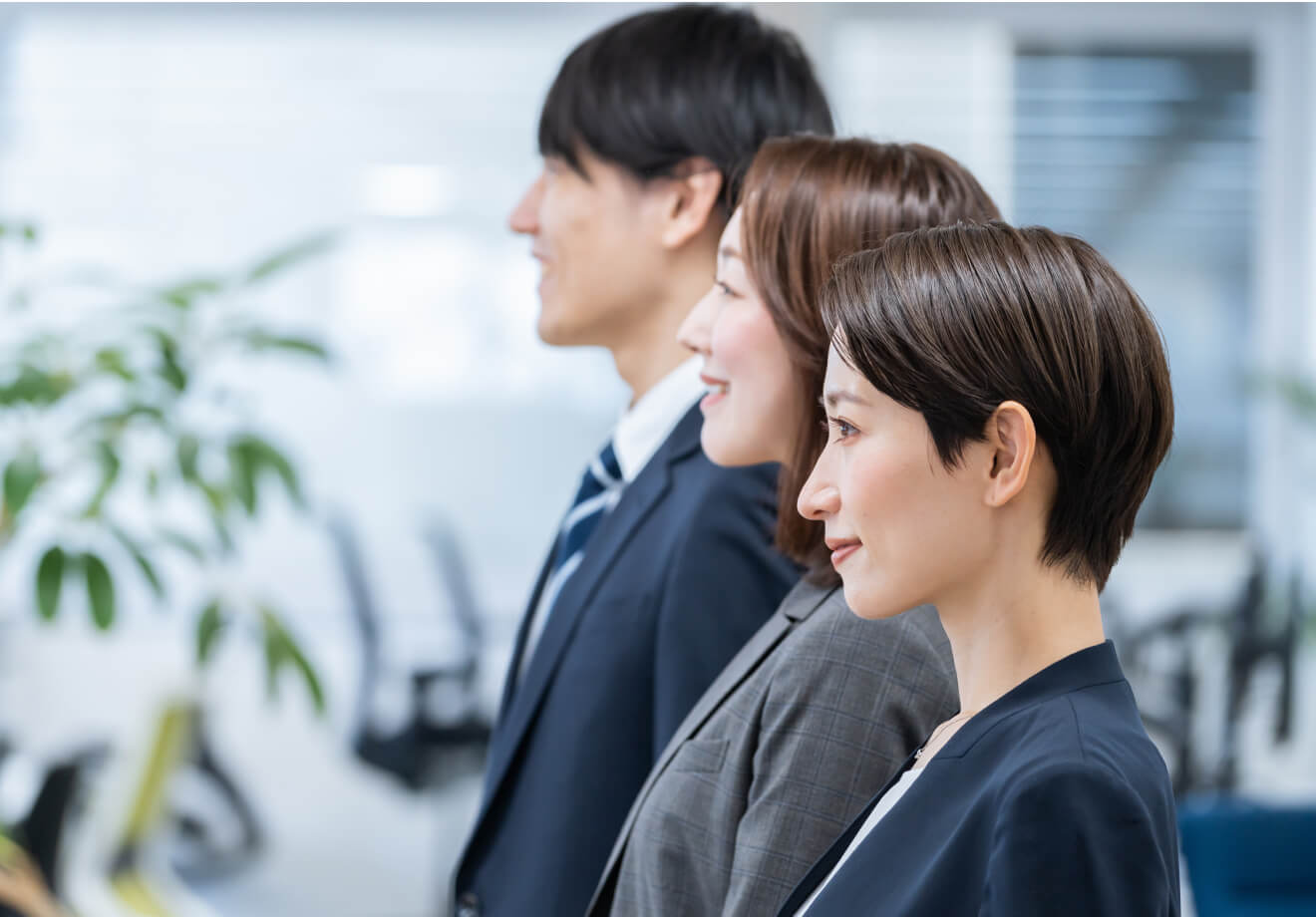 スーツ姿の男性と女性の凛々しい横顔