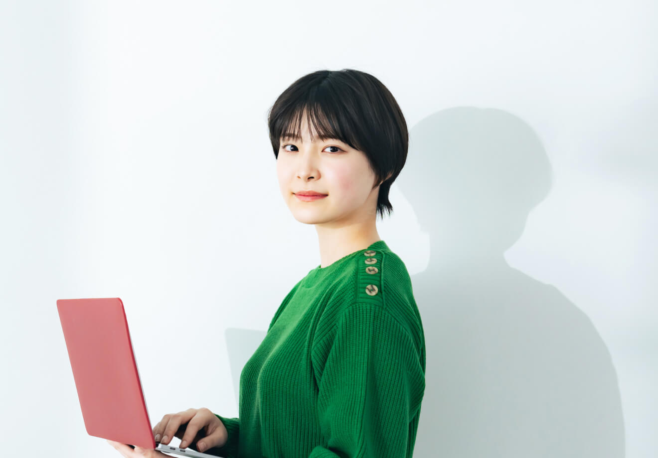 ノートパソコンを手に持った女性