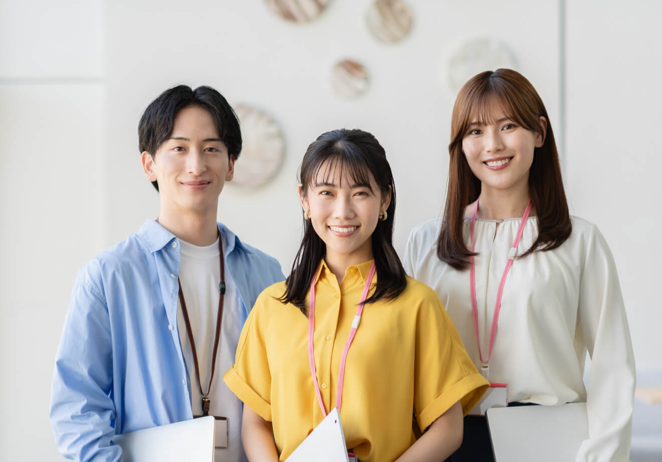 こちらに笑顔を見せる先輩社員たち