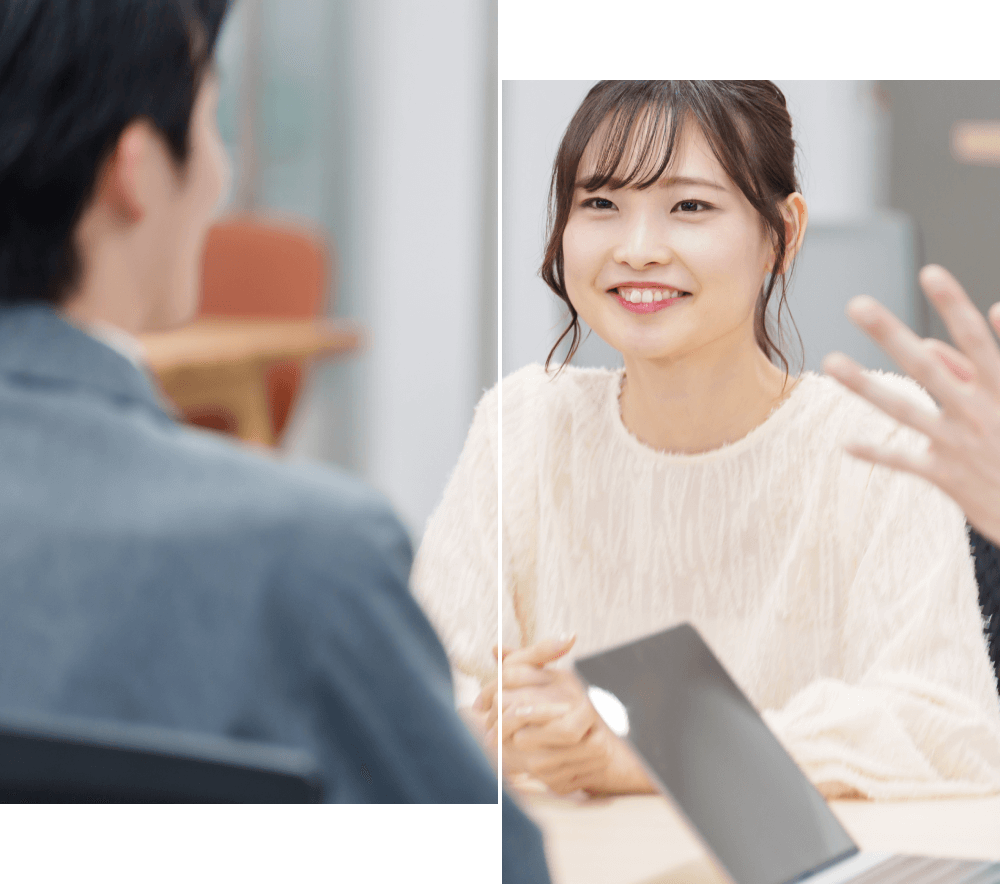 打ち合わせ中の男性社員と女性社員